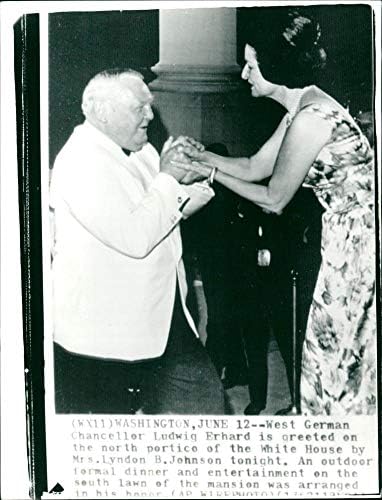 תצלום וינטג 'של קנצלר מערב גרמניה לודוויג ארהרד מתקבל בברכה בבית הלבן על ידי ליידי בירד ג' ונסון