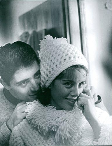 תצלום וינטג 'של סאצ'ה דיסטל משבח את יופי אשתו 180; תמונה שצולמה ב- 28 בינואר 1963